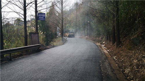 堅守施工一線 滎經縣滎飛路路面中修工程預計春節前完工