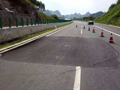 水泥路面更結實,成本還低,為何高速公路卻喜歡用瀝青路面呢?