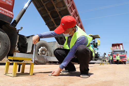 省道308線鄭記堡至石溝驛段公路路面施工拉開序幕