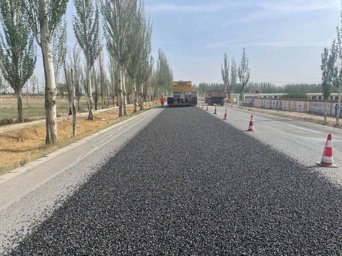 政務(wù)動(dòng)態(tài)|甘州公路段s301線路面預(yù)防性養(yǎng)護(hù)工程同步碎石封層全面開(kāi)工