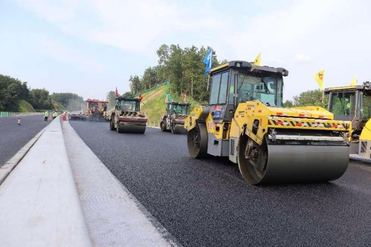 平益高速路面工程進入最后工序，全面沖刺年底通車目標