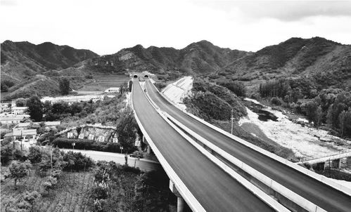 凌綏高速公路首段瀝青路面貫通，通車在即推動區域發展